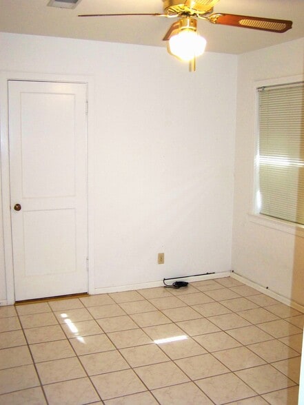 Building Photo - 321 W Rocalla Ave