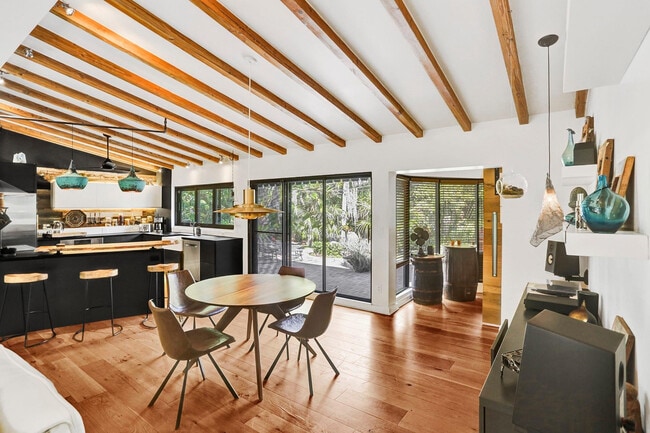 Building Photo - 1613 SW 5th Ct