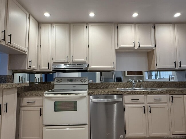 Building Photo - 2520 Clairemont Dr