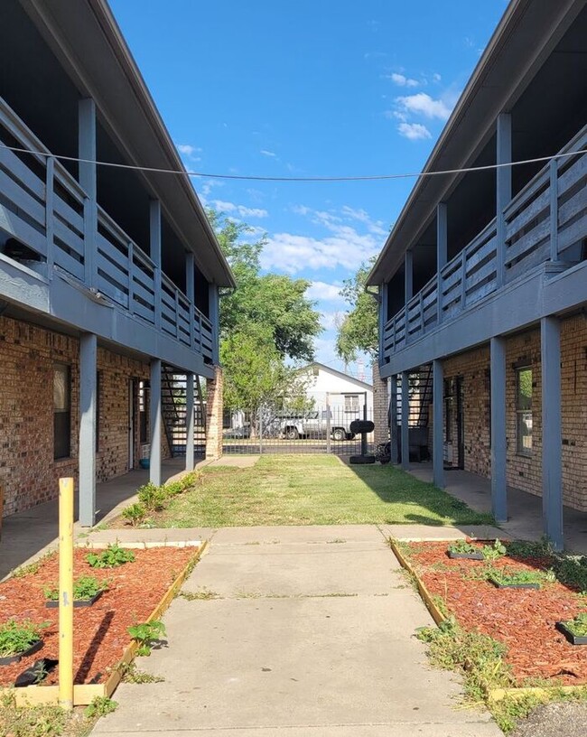Primary Photo - $400 Move in special December 2024
