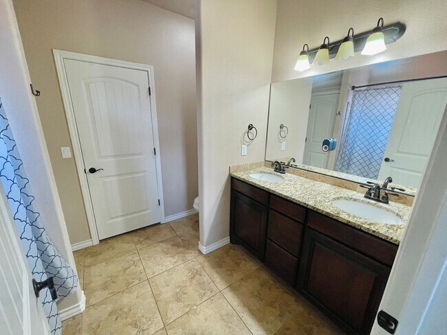 Building Photo - 4 Bedroom, 2 Bath -