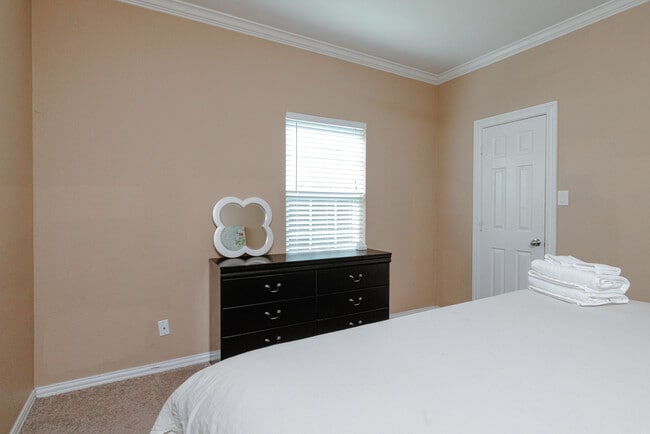 Building Photo - 3014 Falls Dr