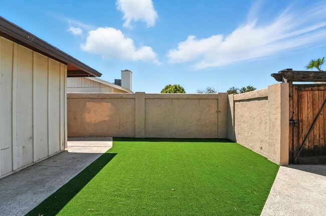 Building Photo - Inviting 3-bedroom, 2-bathroom home in the...