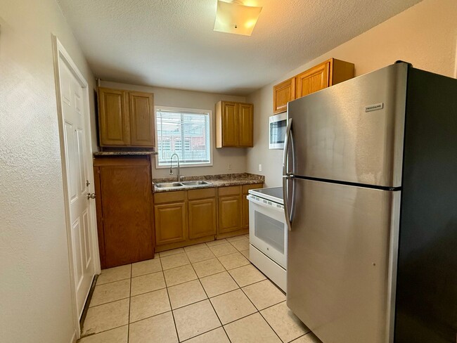 Building Photo - 204 N 16th Ave
