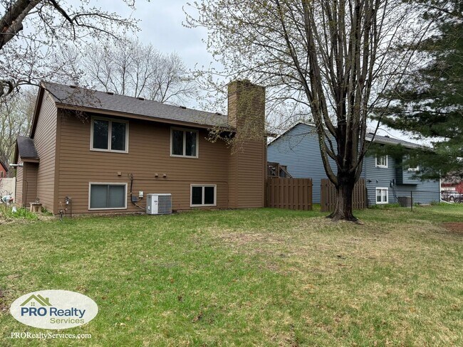 Building Photo - 3 Bedroom Home in Shoreview