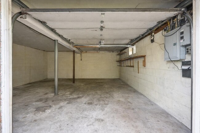 Building Photo - 648 Fairview Ave