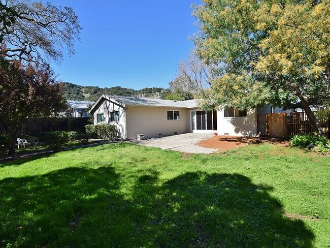 Building Photo - 353 Miller Creek Rd