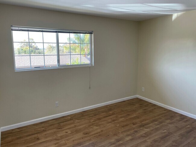 Building Photo - Sunny Upstairs Two Bedroom Unit with Large...