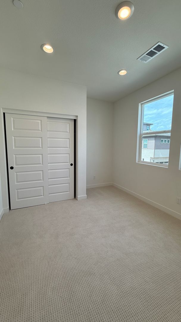 Building Photo - Stunning 3 bedroom, 2.5 bathrooms, 2 story...