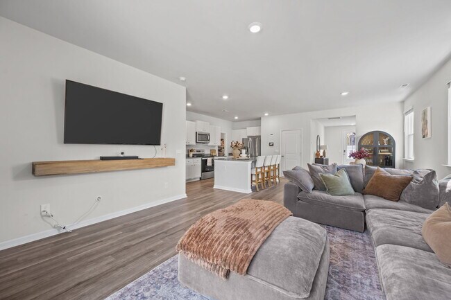 Building Photo - 322 Royal Eagle Ct