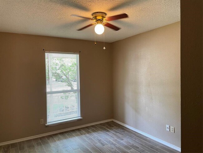 Building Photo - 21311 Meadowhill Dr
