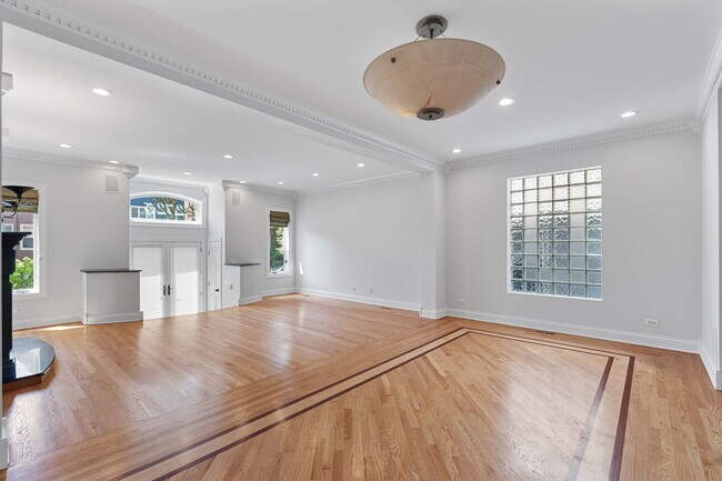 Building Photo - 2725 N Magnolia Ave