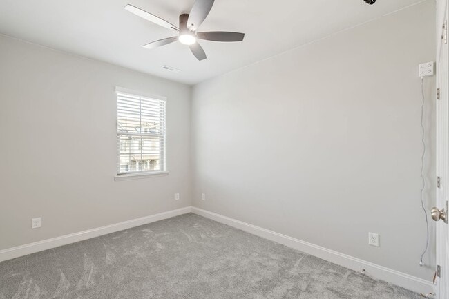 Building Photo - 1444 Channing Dr