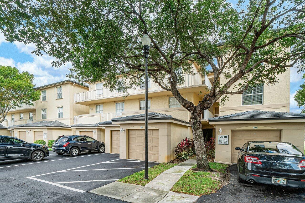 Building Photo - 2040 Greenview Shores Blvd