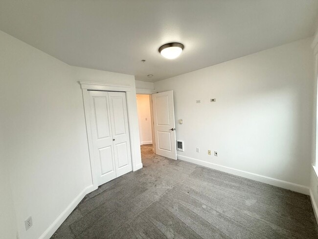 Building Photo - 2BR Condo with Private Patio Near Discovery Park – Blue Heron Community