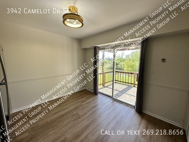 Building Photo - 3942 Camelot Dr SE