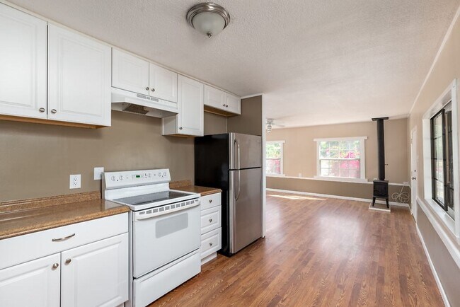 Building Photo - ***Open Showing Sunday 4/5/2026 2pm-4pm***One bedroom Guest House on Horse Property