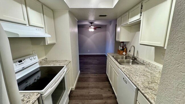 Building Photo - Upgraded 2 Bed, 2 Bath Condo - Available NOW!