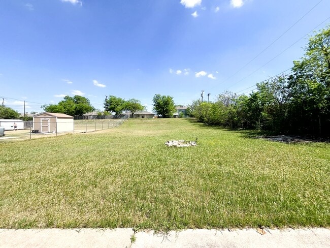 Building Photo - Available NOW!!!! Gorgeous 2 story, 3 bedroom, 2.5 bath, 2 car garage home with garage door opene...
