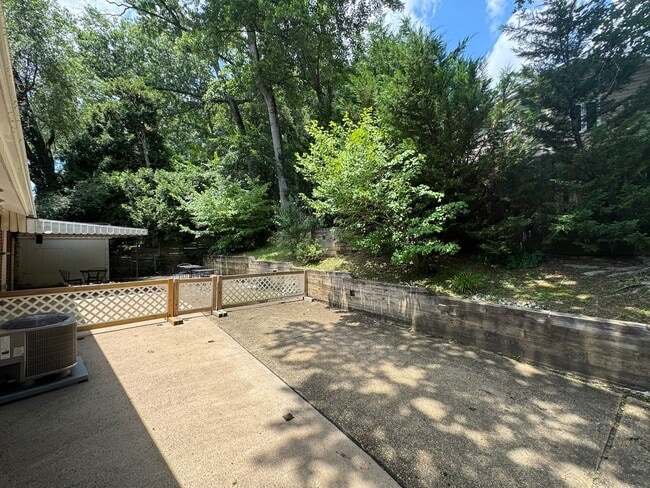 Building Photo - Gorgeous 4 Bed 3 Bath Home Sitting On Spac...