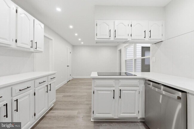 Building Photo - 27 Parkside Cir