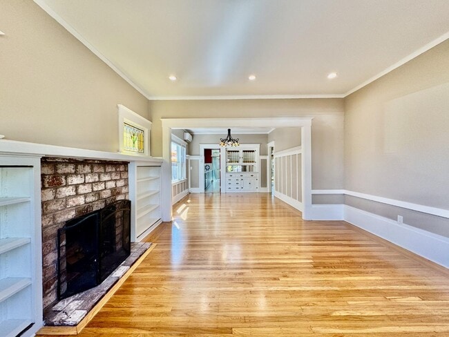 Building Photo - 809 Bayswater Ave