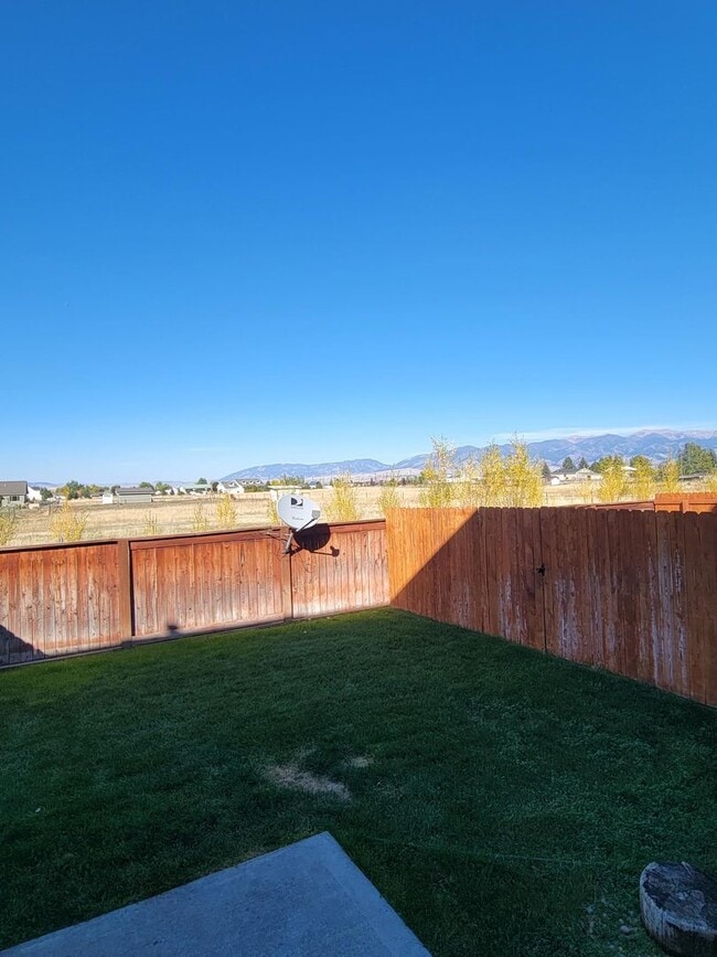 Building Photo - 3 Bedroom, 2.5 Bathroom Townhouse: Month- Month Lease