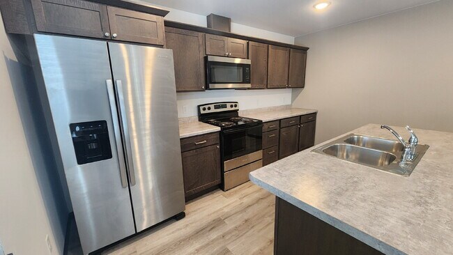 Building Photo - Newer Spacious 2 Bedroom, 2 Full Bathroom ...