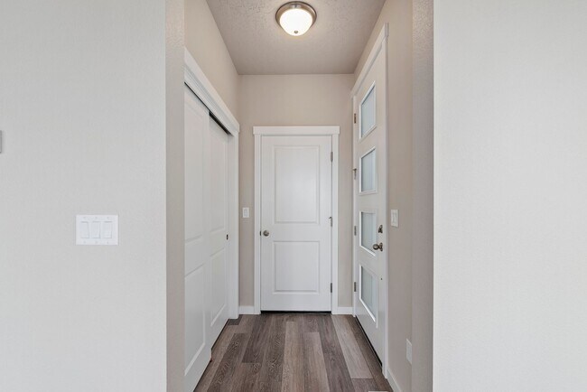 Building Photo - Charming & Modern Townhouse in Meridian!