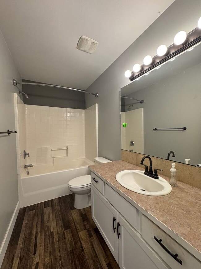 Building Photo - HUGE PET FRIENDLY Rental