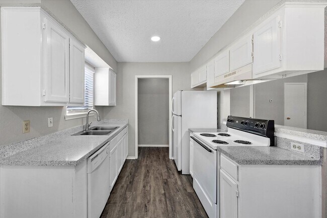 Building Photo - 606 Kings Way Dr