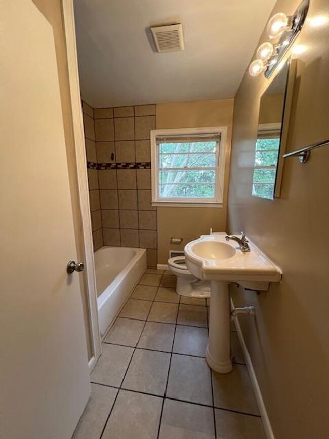 Building Photo - 3 Bedroom/2 Bath Home in Valdosta