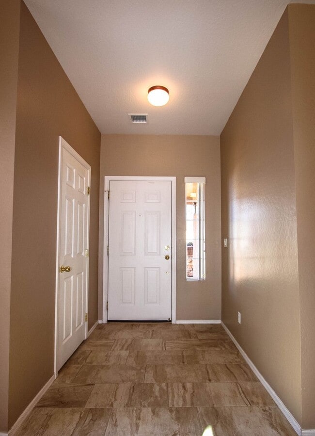 Building Photo - MOVE-IN SPECIAL in Quailwood