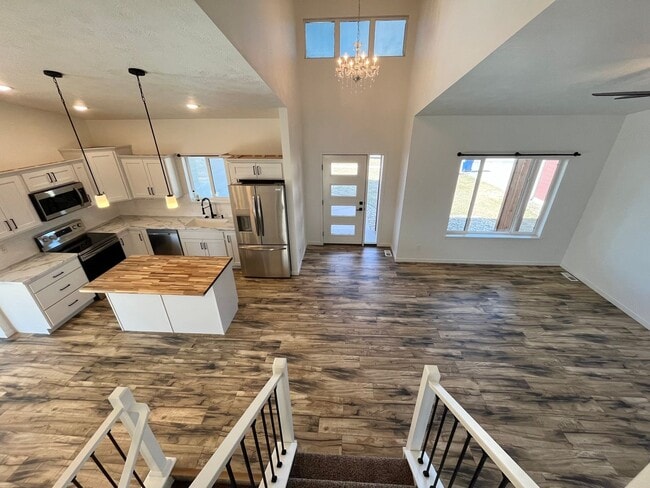 Building Photo - 4 Bed/3.5 Bath with 4 Stall Heated Garage!