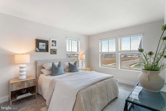 Building Photo - 250 Monroe Ave