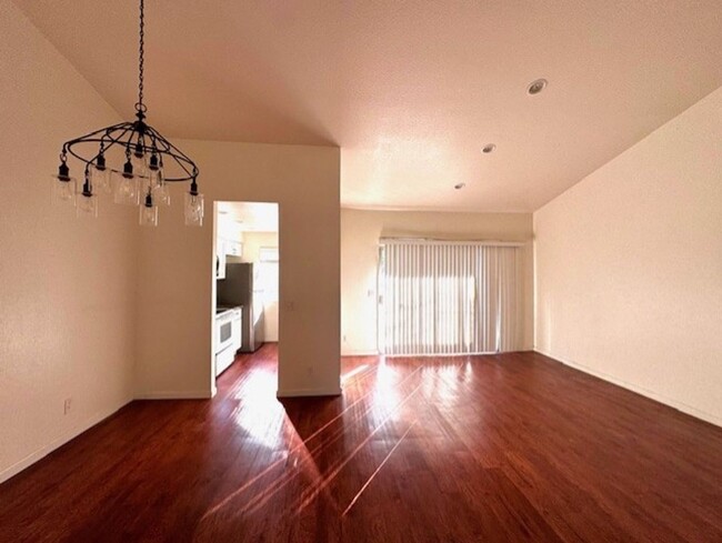 Building Photo - Central, Spacious 2-Bed Condo with Great A...