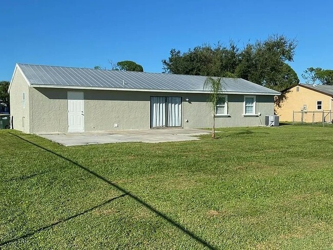 Building Photo - 6509 Elmwood Rd
