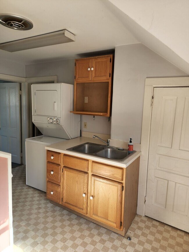 Building Photo - 1223/1225 Redfield St Duplex