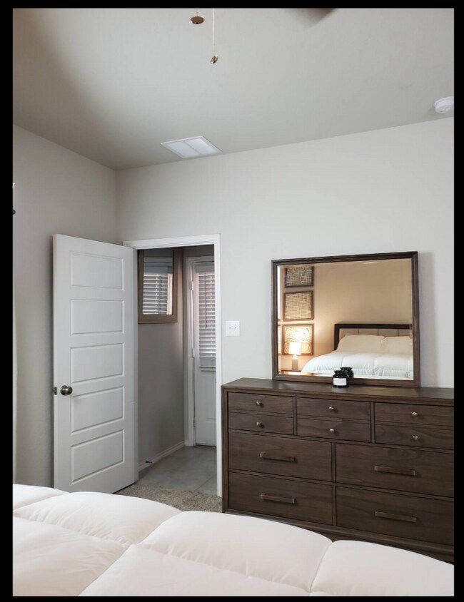 Building Photo - Modern 3-Bed Home with Island Kitchen, Private Patio, and Fenced Yard in Converse