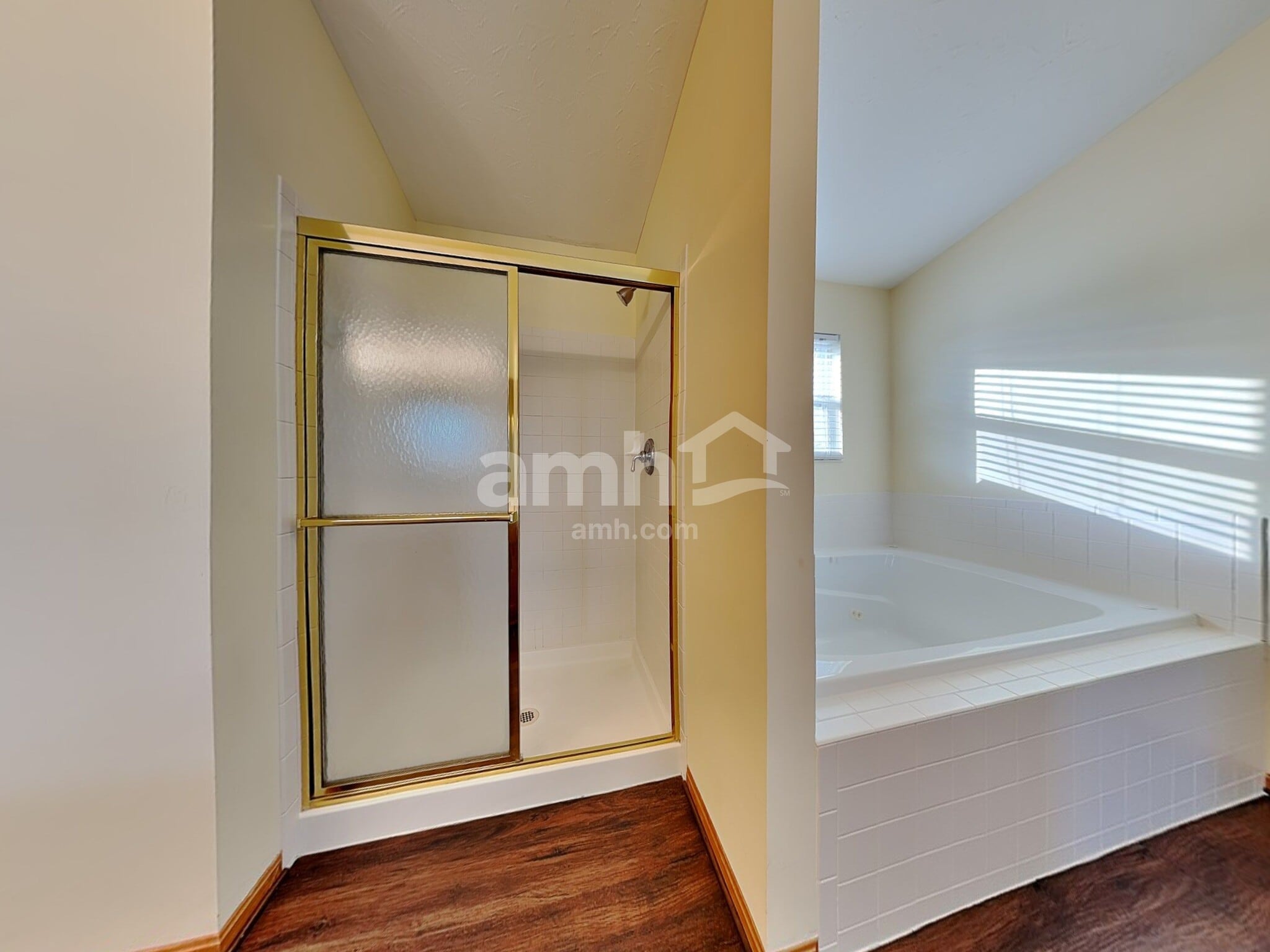 Building Photo - 6088 Lakewood Dr