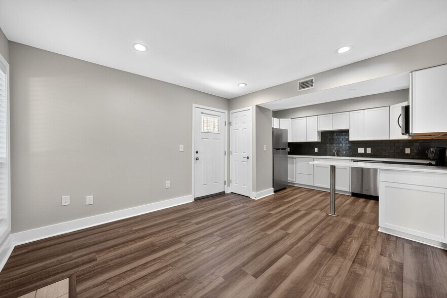 Building Photo - 935 La Posada Dr