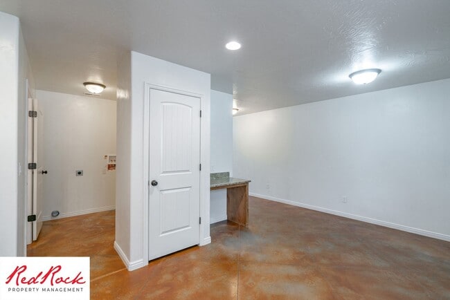 Building Photo - End Unit, DOG-FRIENDLY 3 Bedroom Townhome ...