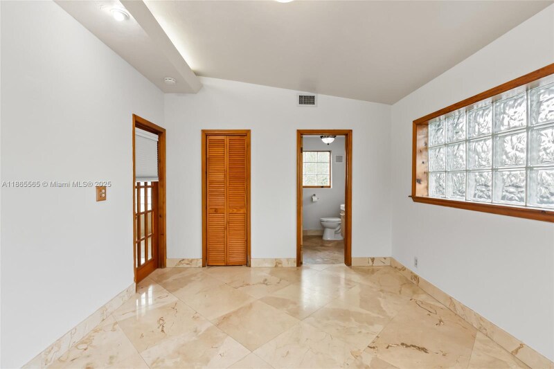 Building Photo - 2530 Okeechobee Ln