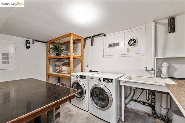 Building Photo - Elegant Furnished Spanish-Style Home, 3BR/...