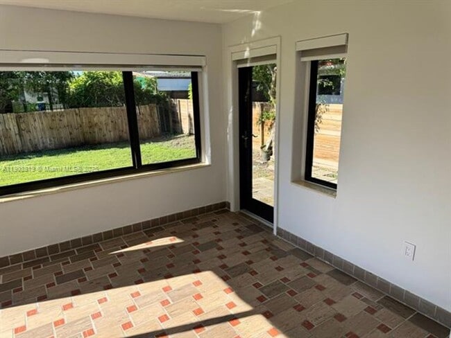 Building Photo - 2210 SW 25th St