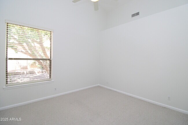 Building Photo - 902 E Desert Flower Ln