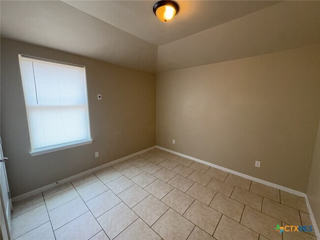 Building Photo - 1300 Vanguard Ln