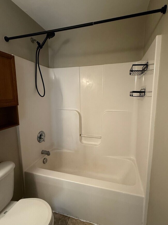 Building Photo - 160 Gretchen Ct