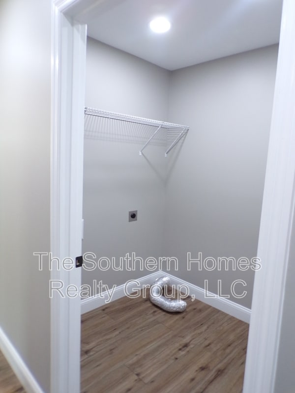 Building Photo - 533 Anton St