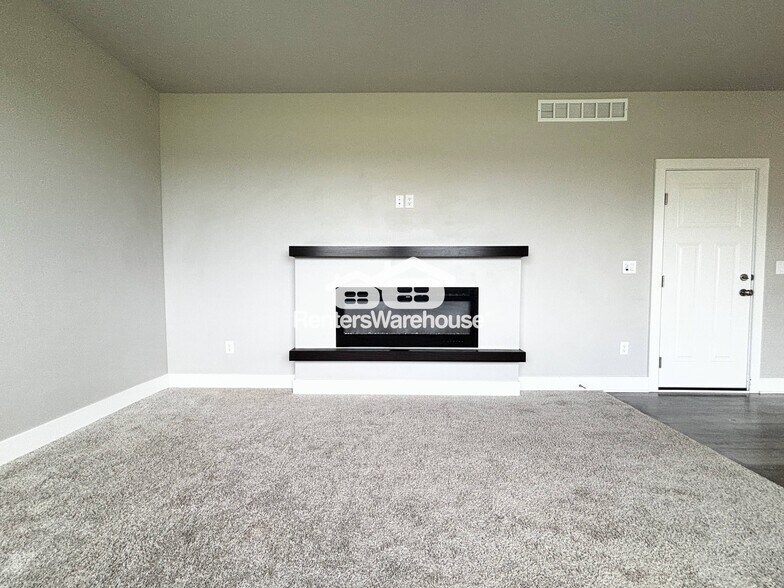 Building Photo - 15231 Deerview Dr